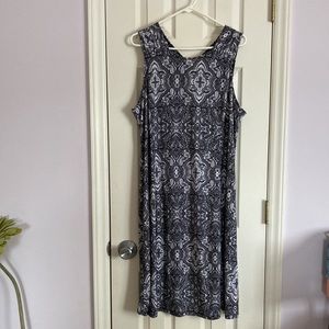 Black/White pattern. Super comfortable! No size tag, but prob L/XL